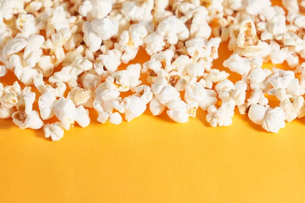 Deliciosas palomitas de maíz cuidadosamente dobladas sobre fondo naranja. — Foto de Stock