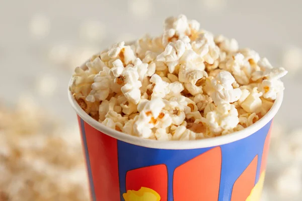 Tasse mit leckerem Popcorn. — Stockfoto