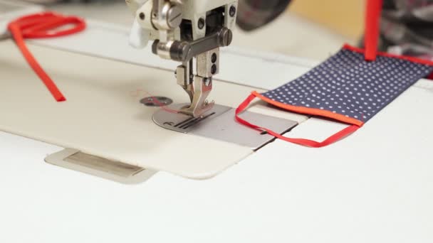 マシン上の繊維からのシームストレス縫製自家製マスク — ストック動画