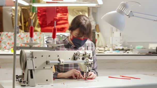 Couturière habile couture textile masque médical à l'intérieur — Video