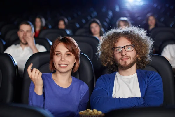 Pareja disfrutando de una cita en el cine. — Foto de Stock