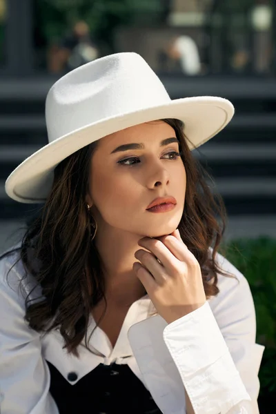 Jovem mulher caucasuan elegante usando chapéu posando ao ar livre. — Fotografia de Stock