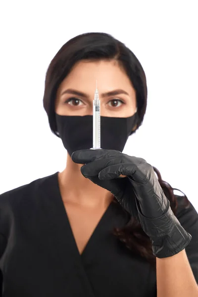 Cosmetologist em máscara preta e luvas segurando seringa — Fotografia de Stock