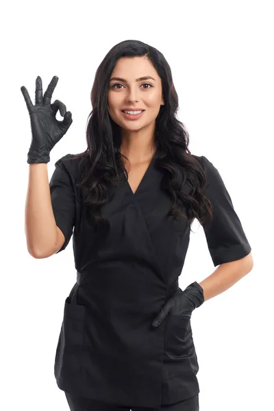 Trabalhador médico agradável mostrando sinal ok com os dedos — Fotografia de Stock