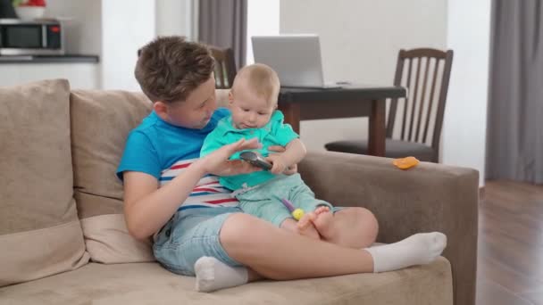 Dua anak laki-laki kecil bersantai bersama di sofa nyaman — Stok Video