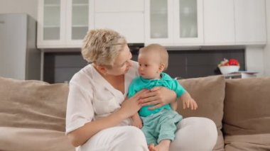 Anne video görüşmesi sırasında iki oğluyla eğleniyor.