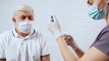 Hemşire hasta için şırınga hazırlıyor..