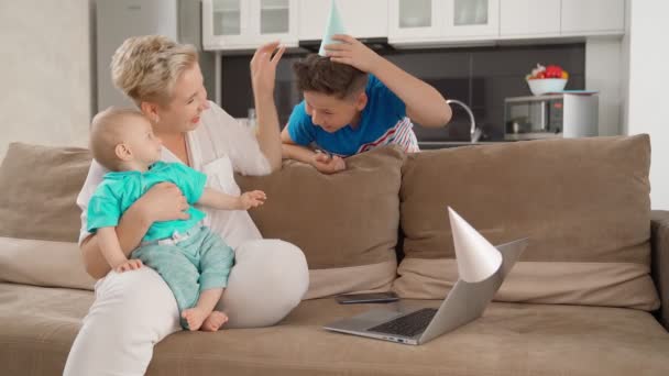 Glückliche Mutter spielt mit Söhnen und benutzt Laptop — Stockvideo