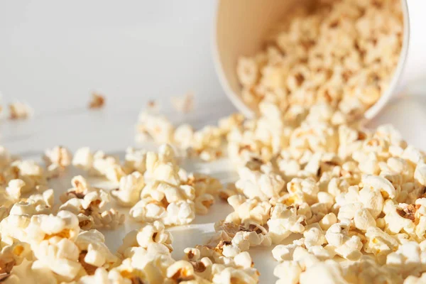 Popcorn im klassischen gestreiften Eimer auf grauem Hintergrund. — Stockfoto