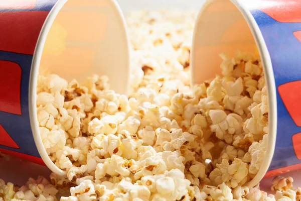 Süßes oder salziges Popcorn aus zwei Pappbechern. — Stockfoto