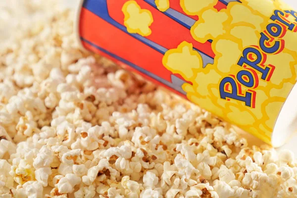 Schüssel mit verschüttetem Popcorn. — Stockfoto