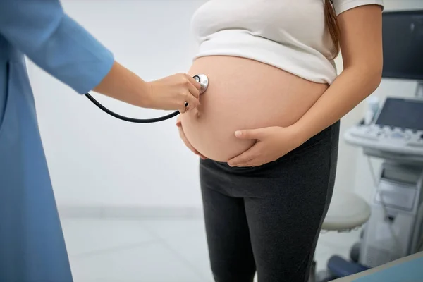 Ärztin misst Schwangeren den Bauch — Stockfoto