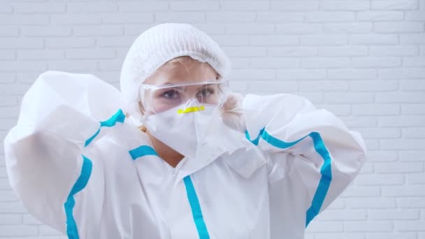 Медсестра носит защитный костюм против коронавируса. — стоковое видео