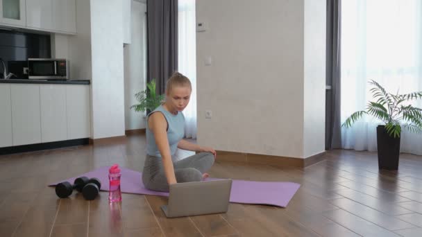 Entspannte Frau macht zu Hause Atemübungen — Stockvideo
