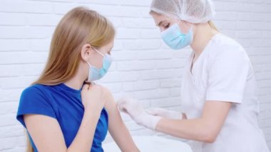 Hemşire kız için koronavirüsten iğne yapıyor..