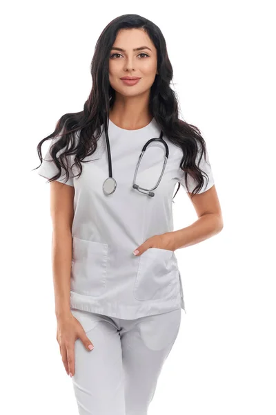 Médico competente vestindo uniforme médico branco em estúdio — Fotografia de Stock
