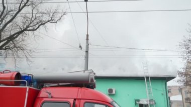 Binanın yakınındaki kırmızı ateş hattı dumanlı..