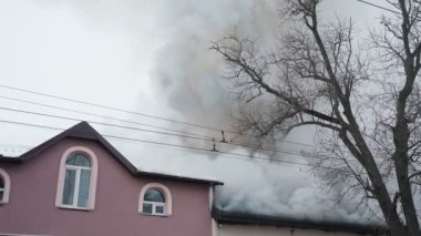 Yanan çatı, ağır dumanlı ev..