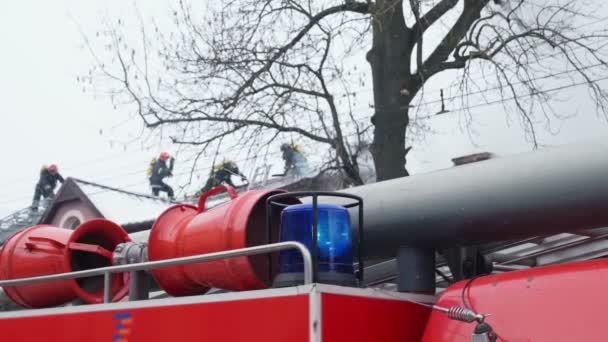 Pompiers sur le toit effectuant des travaux de réparation après un incendie. — Video