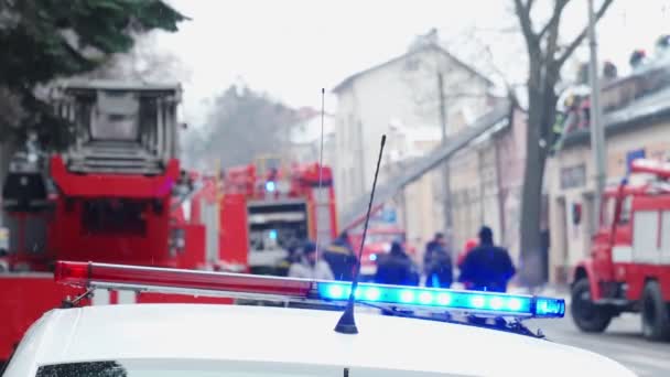 In het centrum blussen brandweerlieden vuur. — Stockvideo