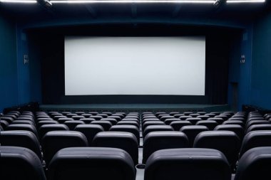 Sandalyeli boş sinema salonu.