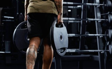 Ağırlık taşıyan erkek vücut geliştirici..