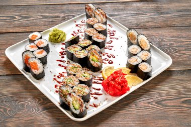 Beyaz tabakta sunulan maki suşisi..