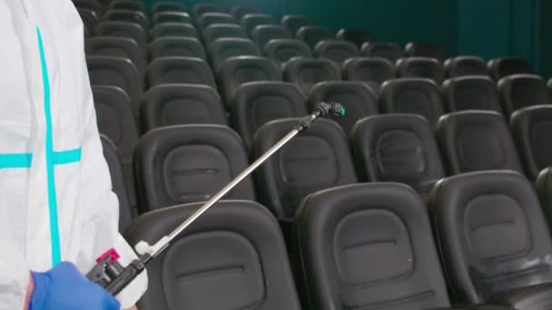 Obrero desinfectar sala de cine contra coronavirus. — Vídeos de Stock