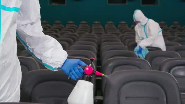 İki işçi sinema salonunda sandalye temizliyor.. — Stok video
