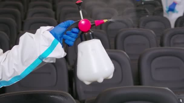Çalışanlar sinema salonunu özel ekipmanlarla temizliyor.. — Stok video