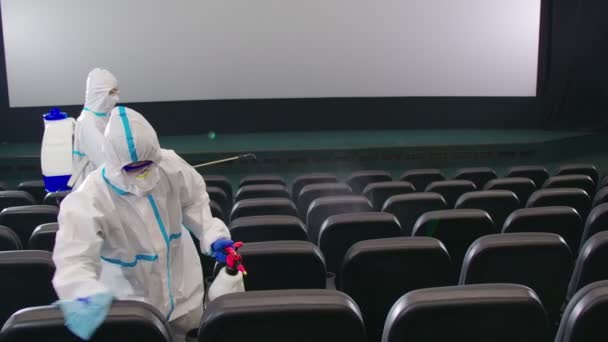 극장을 살균제로 청소하는 근로자들. — 비디오