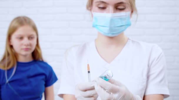 Krankenschwester bereitet Spritze für Spritze vor. — Stockvideo