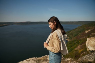 Bakota Koyu 'nda poz veren sevimli bir kadın.