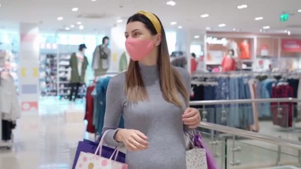 Bella signora in attesa di indossare maschera facciale durante lo shopping — Video Stock