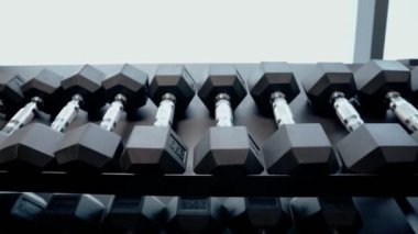 Modern spor salonunda gri halterler..