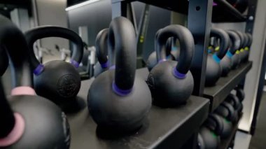 Modern spor salonunda siyah küçük ve büyük çaydanlıklar..