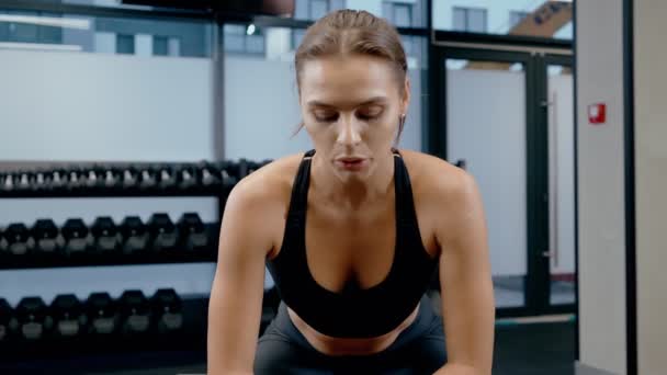 Fiatal nő pihentető edzés után. — Stock videók