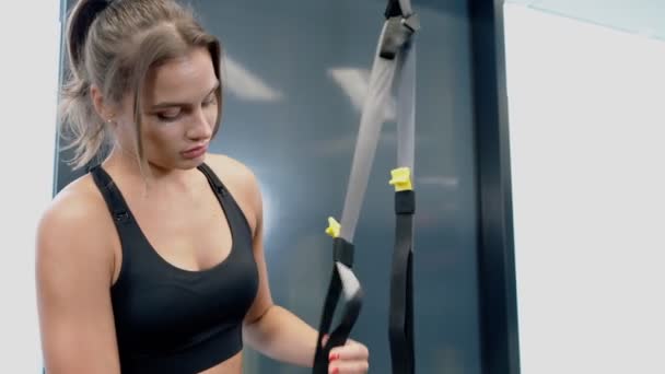 Sportif kadın trx sistemini antrenman için hazırlıyor. — Stok video