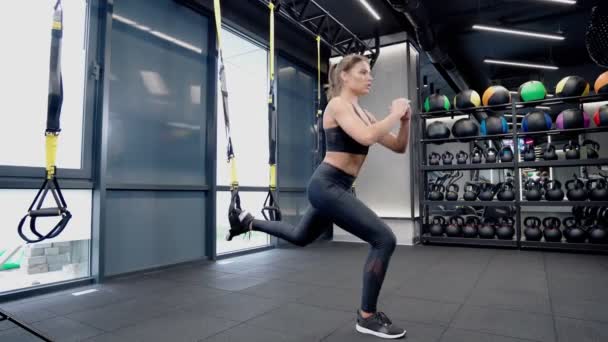 Молодая женщина делает упражнения в современном спортзале. — стоковое видео