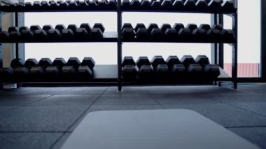 Modern spor salonunda büyük dambıllarla dizilin..