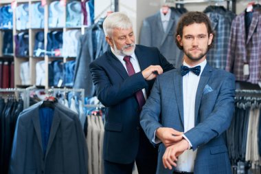 Baba oğul şık kostümler seçiyorlar..