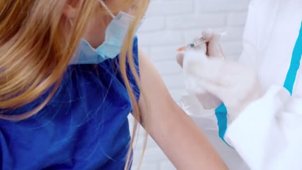 Infirmière en costume antivirus donnant le vaccin covid-2019 pour adolescente. — Video