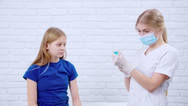 Sestra dělá injekce proti koronaviru pro dívky. — Stock video