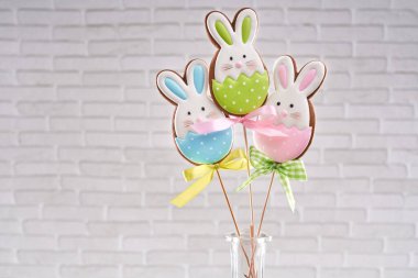 Tahta çubuklara elle boyanmış zencefilli tavşanlar.