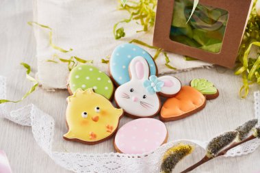 Zencefilli ekmeklerle çeşitli renklerde Paskalya arkaplanı