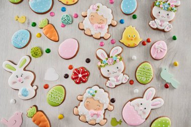 Geleneksel zencefilli ekmeklerle Paskalya kompozisyonları