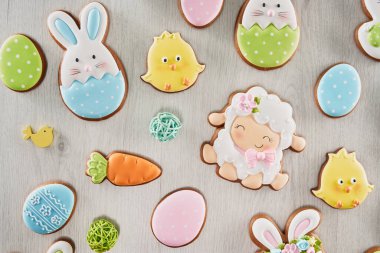 Paskalyayı kutlamak için çok renkli kurabiyelerin üst görünümü