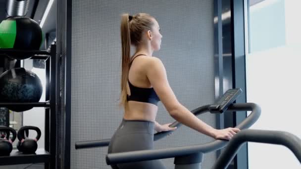 Sportos nő csinál kardió futópad. — Stock videók