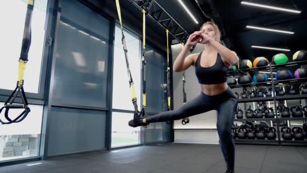 Fiatal sportos nő csinál edzés trx. — Stock videók