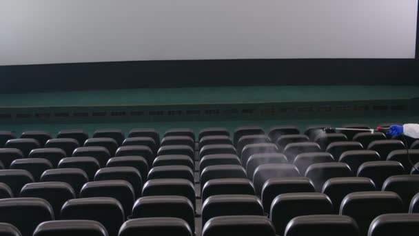 İşçi sinema salonunu özel ekipmanlarla temizliyor.. — Stok video